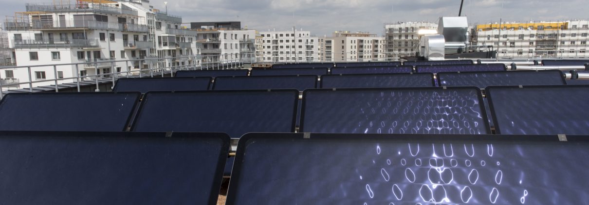 Ansicht von Solarzellen mit Hochhäusern im Hintergrund