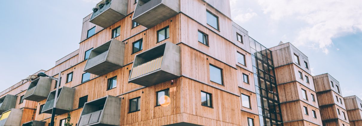 Außenansicht eines modernen Wohnhauses aus Holz