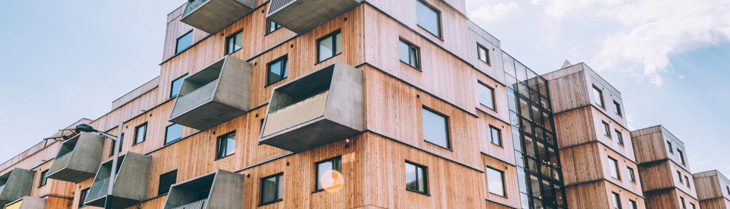 Außenansicht eines modernen Wohnhauses aus Holz
