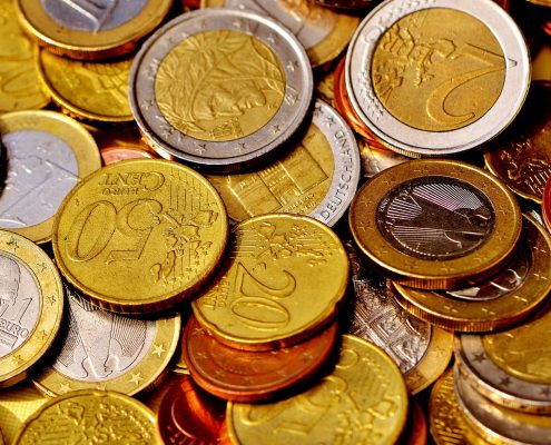 Foto: Euro- und Centmünzen auf Tisch